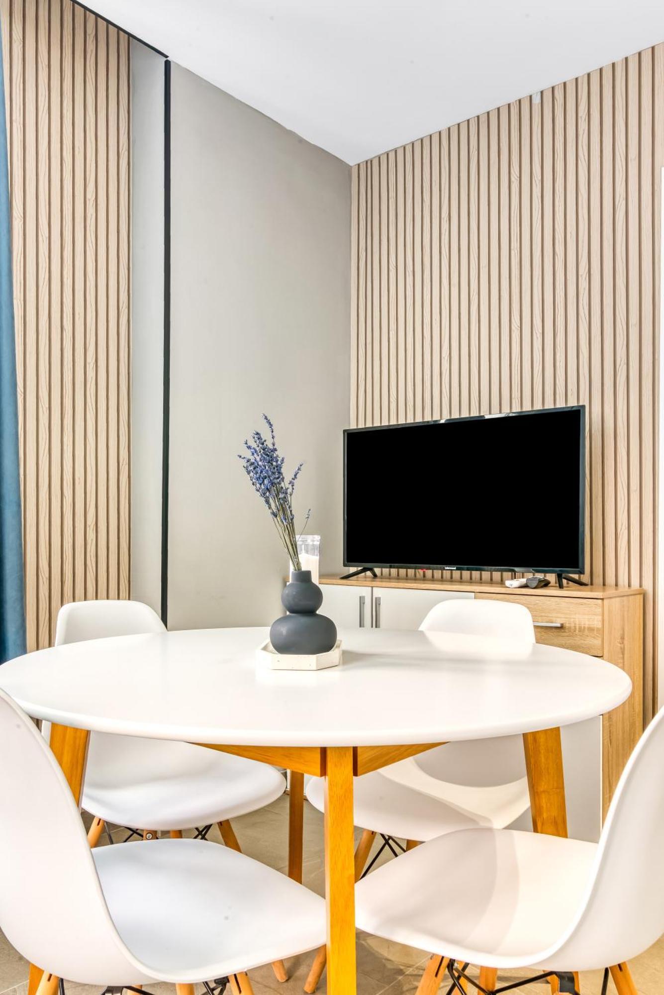 City Scape Suites Valencia Exterior photo