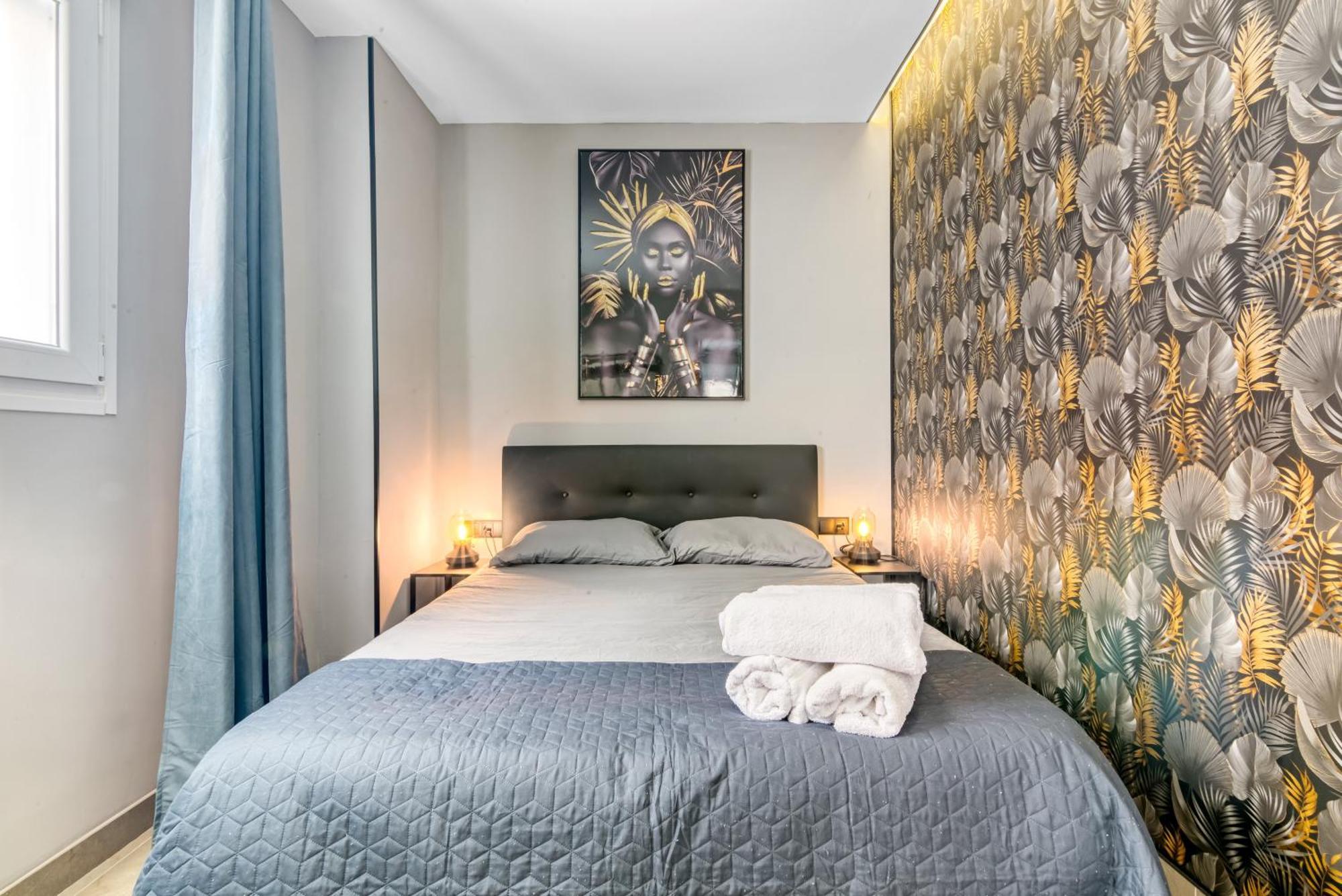 City Scape Suites Valencia Exterior photo